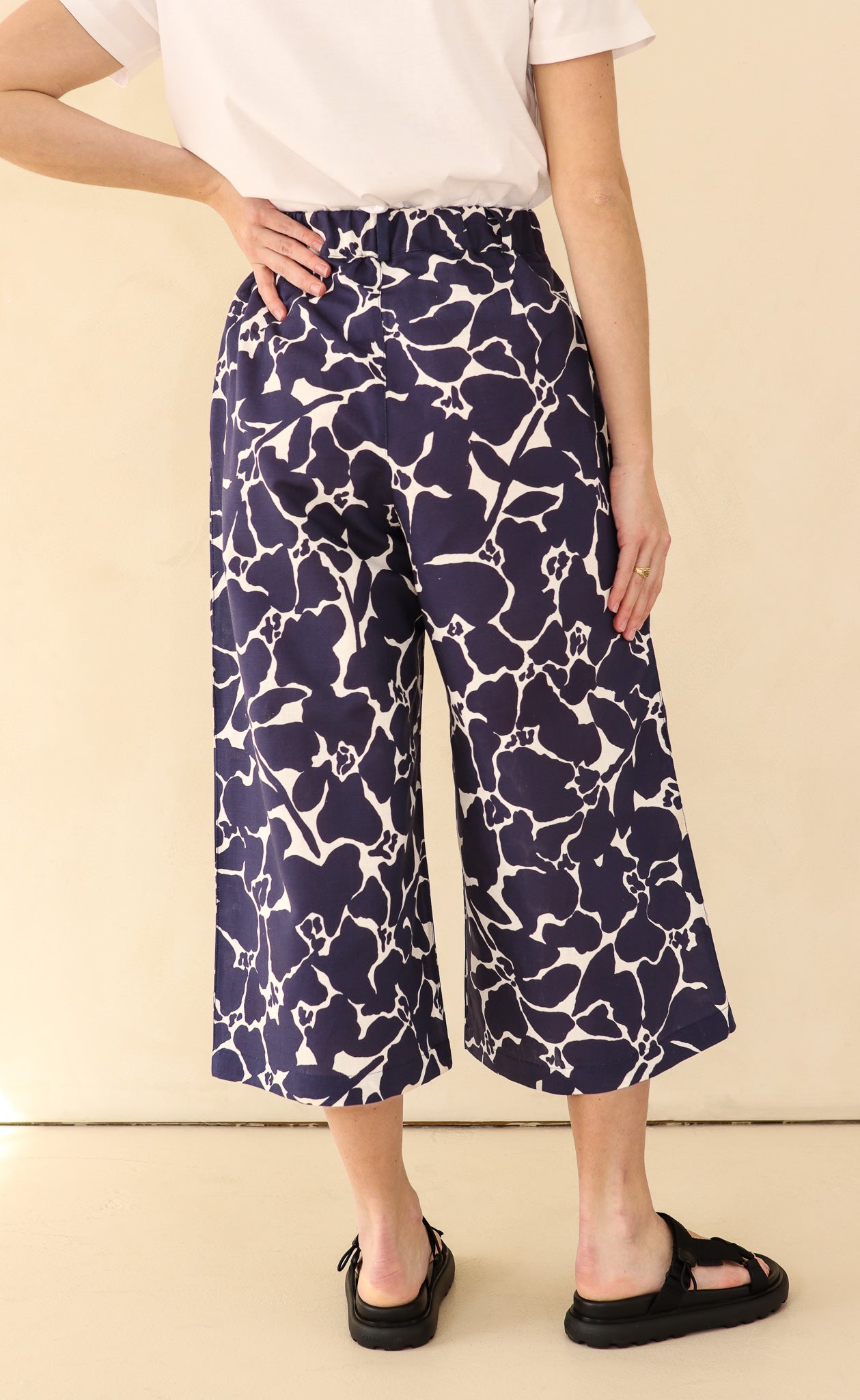 The Minimalist - Cropped Loose Pants - Linen Cotton Blend