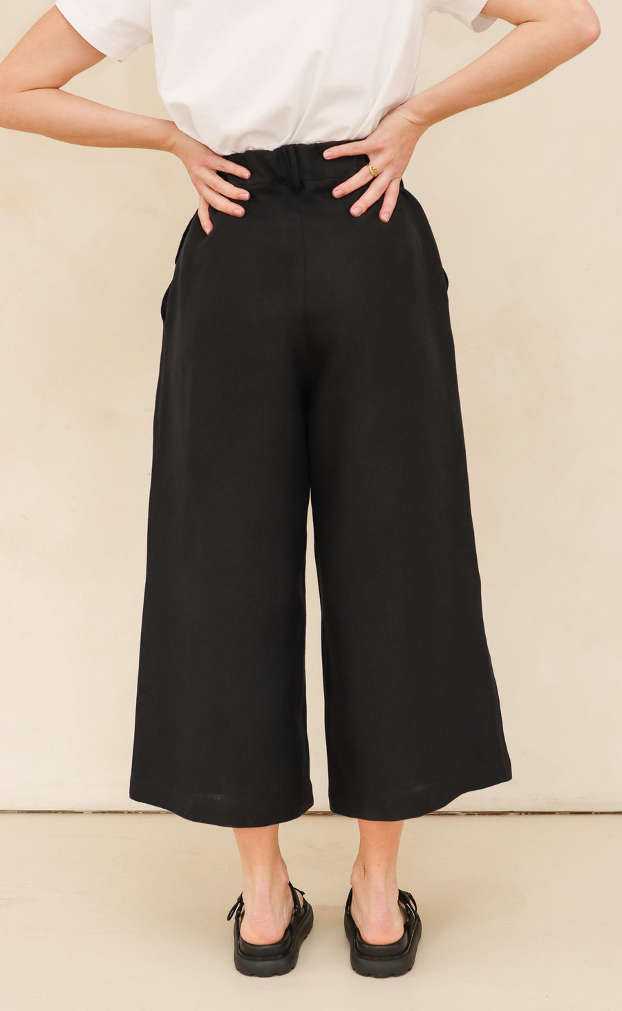 The Minimalist - Cropped Loose Pants - Black Linen