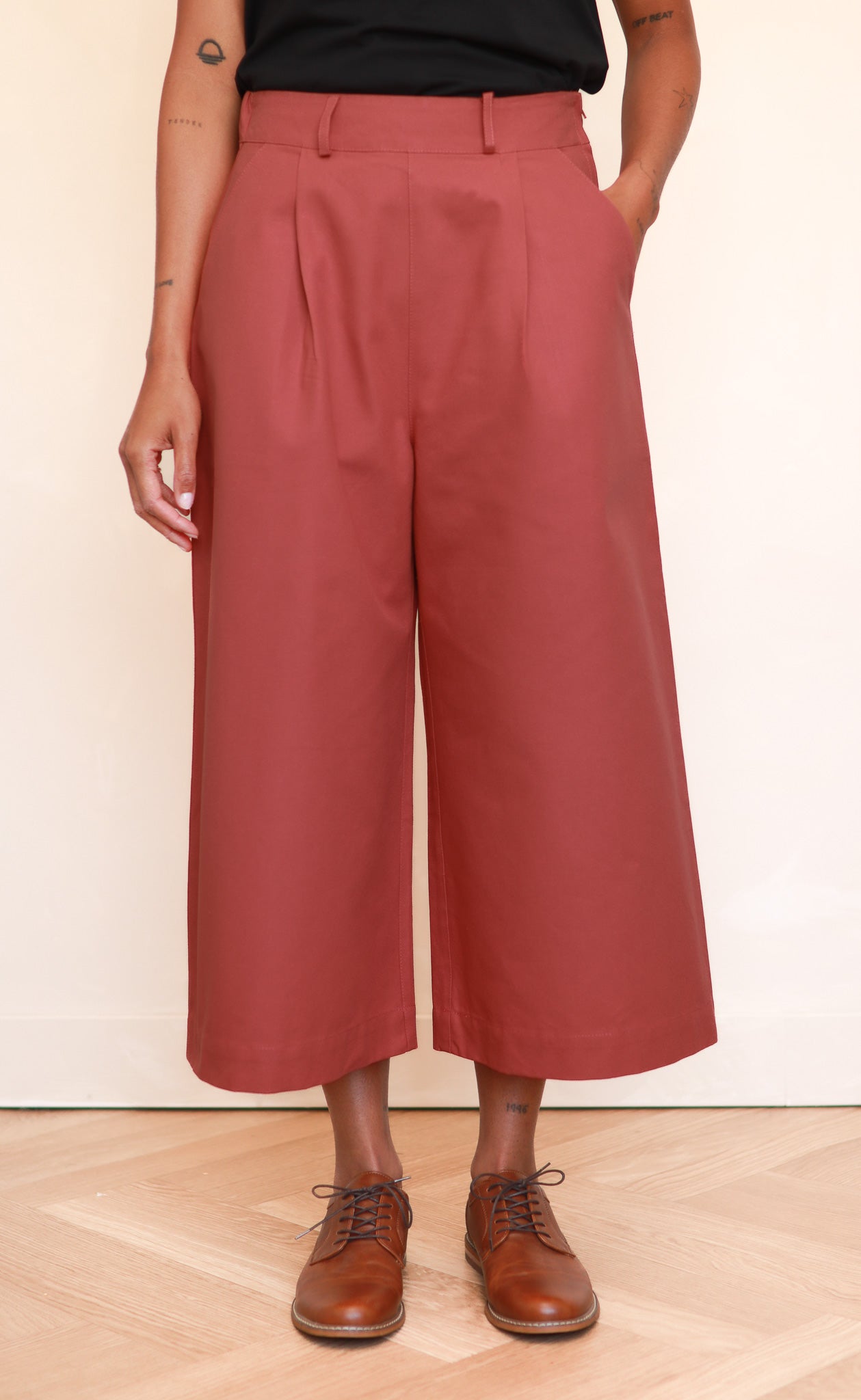 The Minimalist - Cropped Loose Pants - Washed Red Canvas