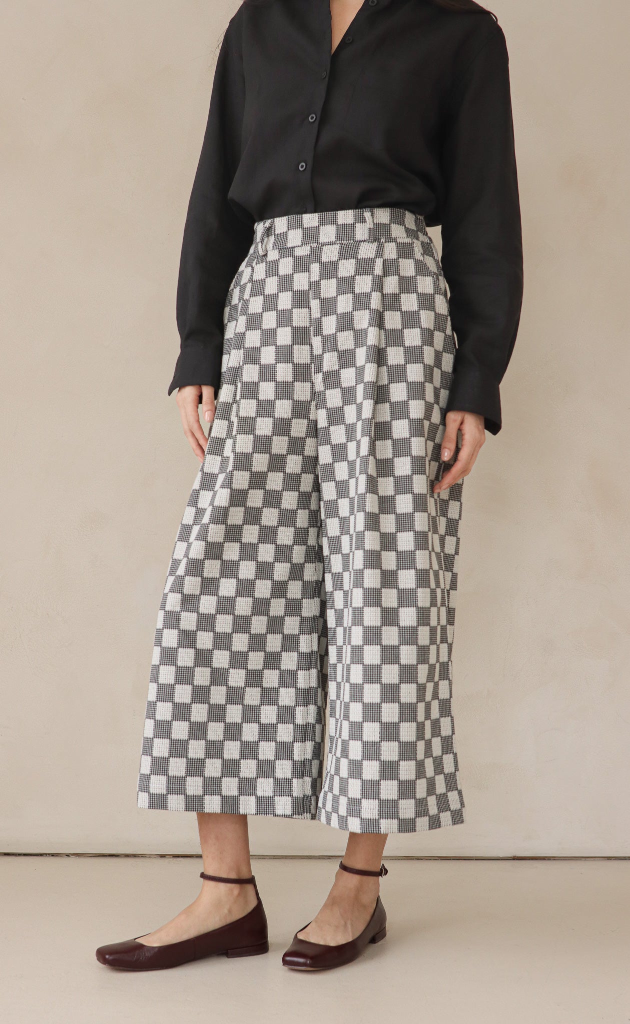 The Minimalist - Cropped Loose Pants - Black & White Squares