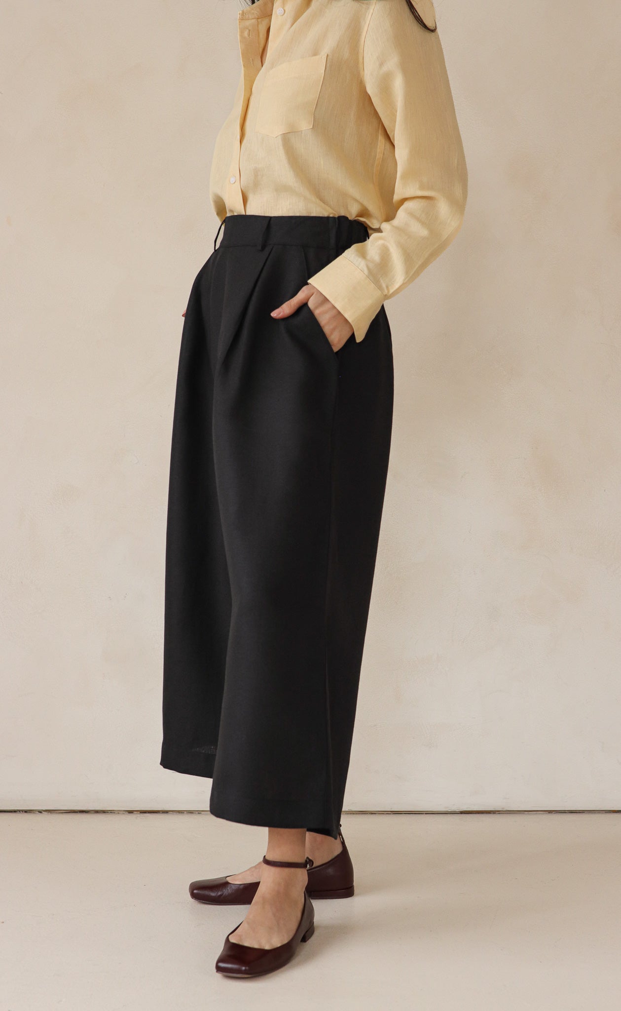 The Minimalist - Cropped Loose Pants - Black Linen